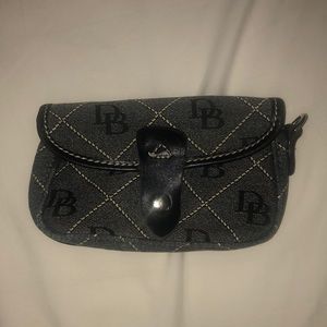 Dooney & Bourke wristlet Dark grey body